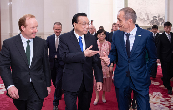 李克强会见出席“全球首席执行官委员会”第七届圆桌峰会代表并座谈